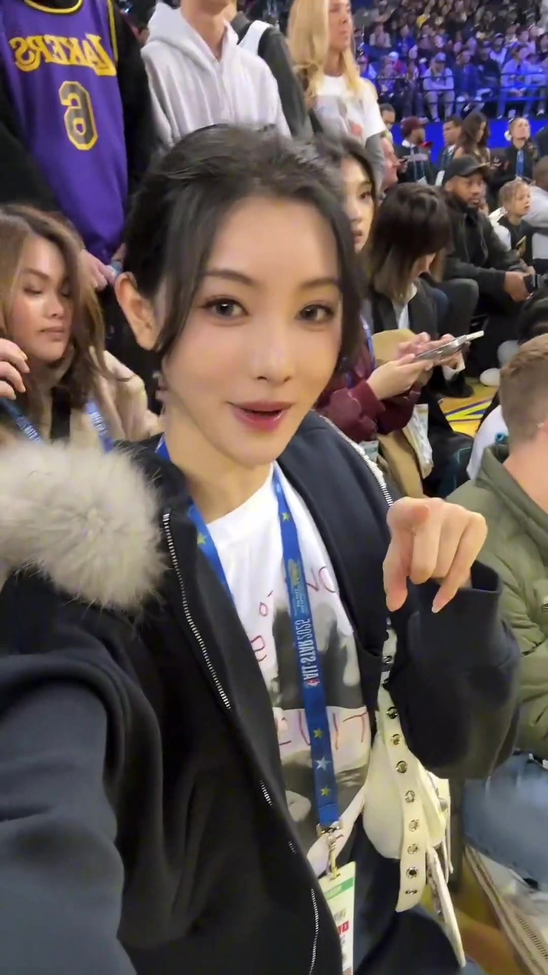 金佳悅曬和昔日籃網(wǎng)三巨頭合影 這應該是中國女主播第一顏值了吧