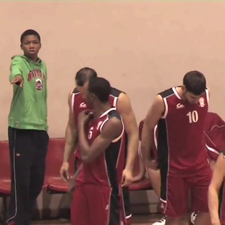 誰(shuí)能想到這個(gè)擦地的球童，后來(lái)成為了NBA的MVP+總冠軍！