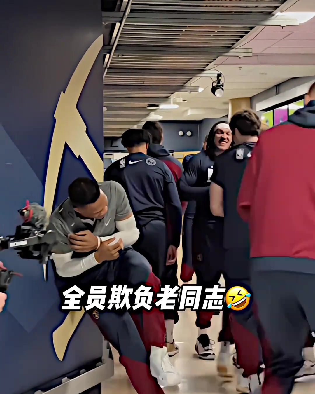 驚！約基奇帶頭率全隊(duì)在球員通道圍毆威少