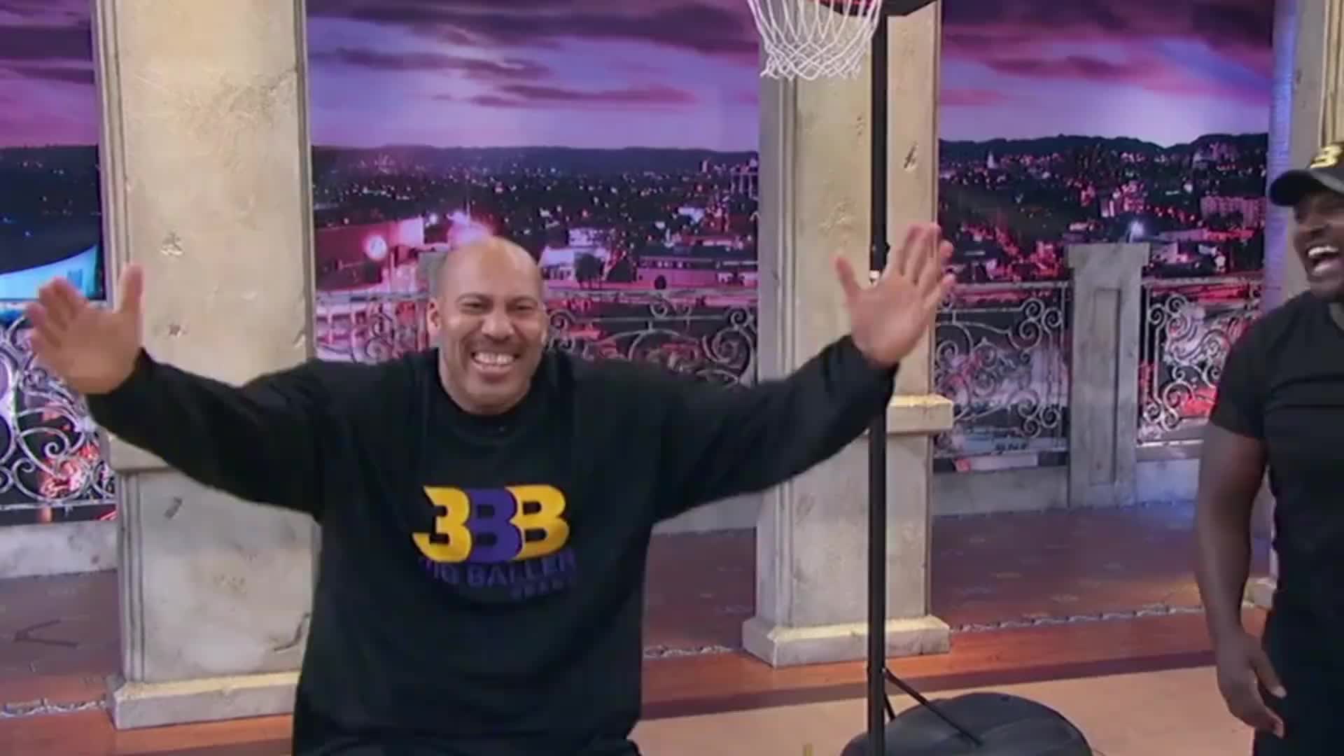 球爹被截肢了怎么還笑得出來？倆兒子NBA球星 老二小偷變歌星