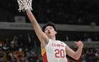 17分鐘19+10！楊瀚森榮膺高光球員，媒體贊譽其男籃巔峰之戰(zhàn)。