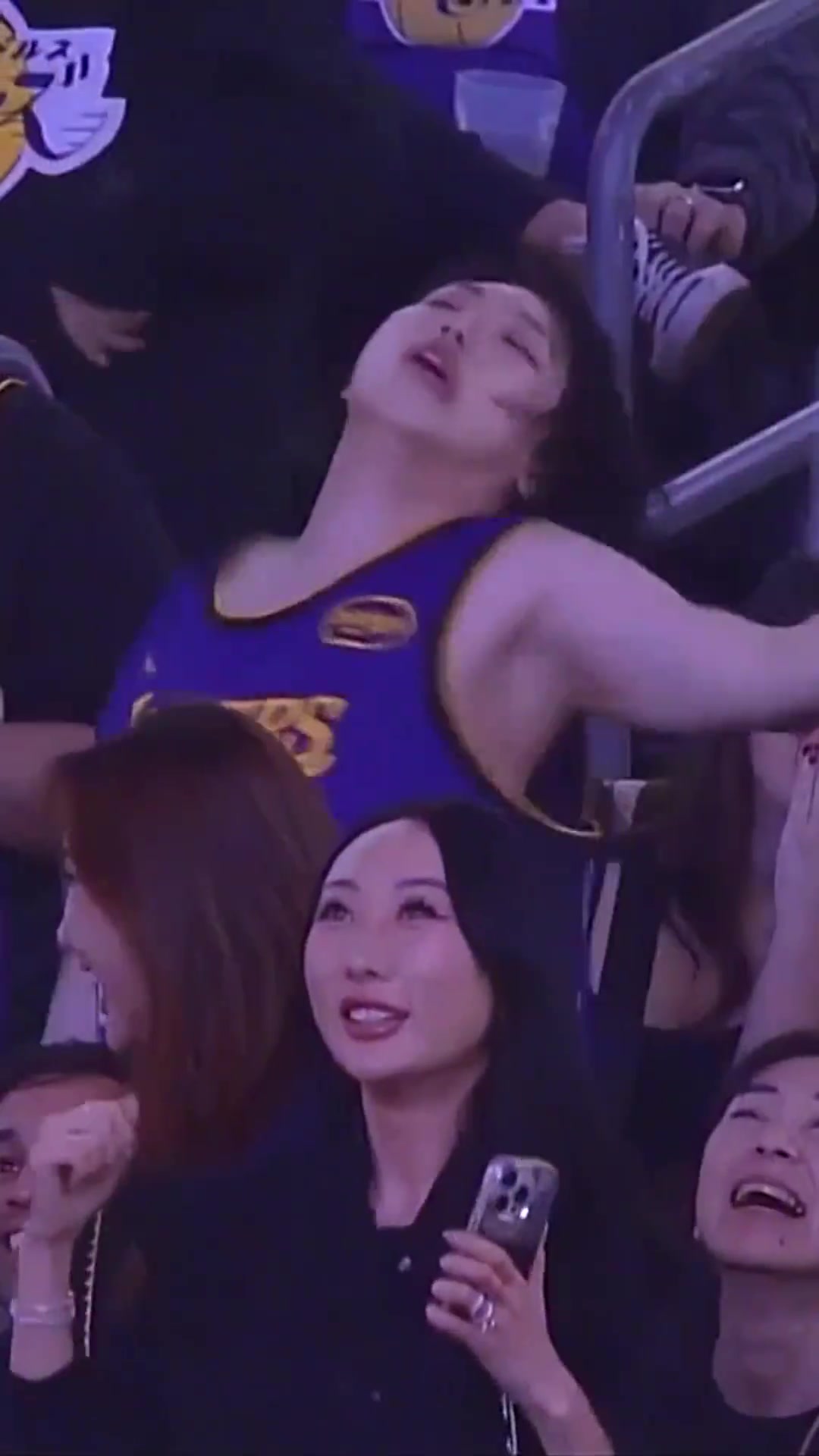 女球迷身穿八村塁球衣瘋狂尬舞 差點跳到缺氧了？？？
