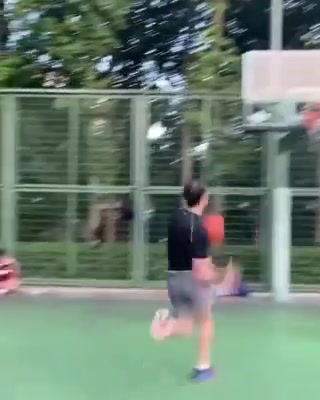 貨真價實(shí)！哥們真完成了雙胯下?lián)Q手扣籃！