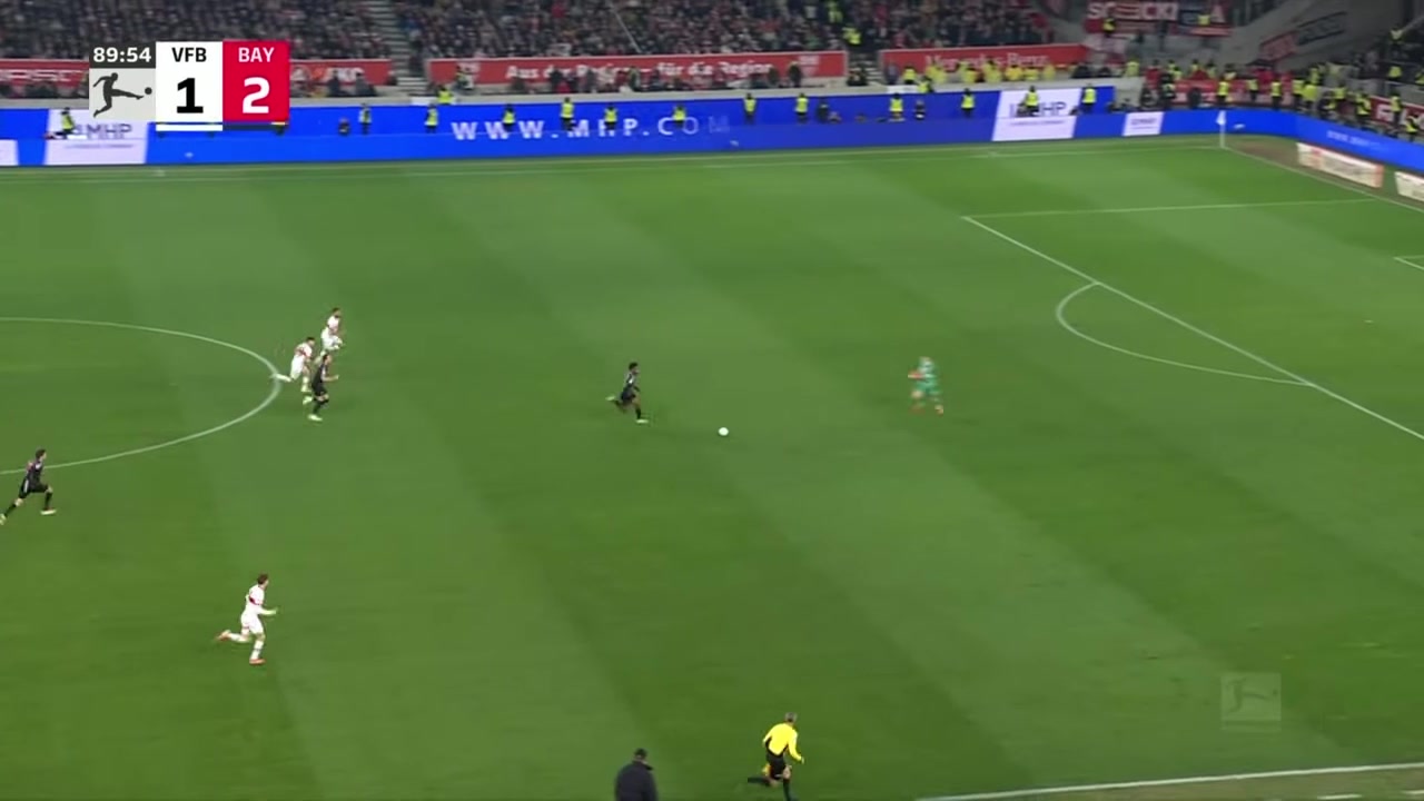 科曼搶斷成功晃過出擊的門將打空門得手！拜仁3-1鎖定勝局！
