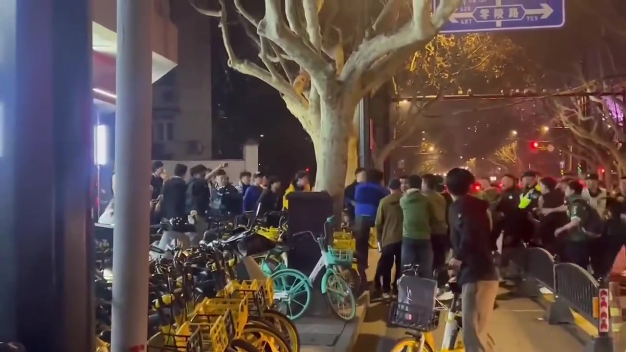 多大仇？網(wǎng)傳申花國安賽后，兩隊球迷場外爆發(fā)大規(guī)模沖突