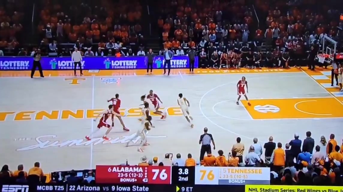 瘋狂三月要來了！NCAA超遠(yuǎn)logo壓哨三分絕殺 全場沸騰！