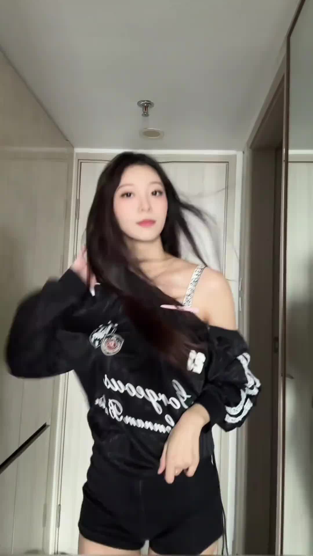廣東啦啦隊(duì)隊(duì)長(zhǎng)挑戰(zhàn)最近很火的《火力全開》舞蹈