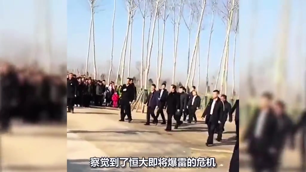 18年許家印歸鄉(xiāng)時豪車列陣眾人簇?fù)?，衣錦還鄉(xiāng)顯豪邁氣派