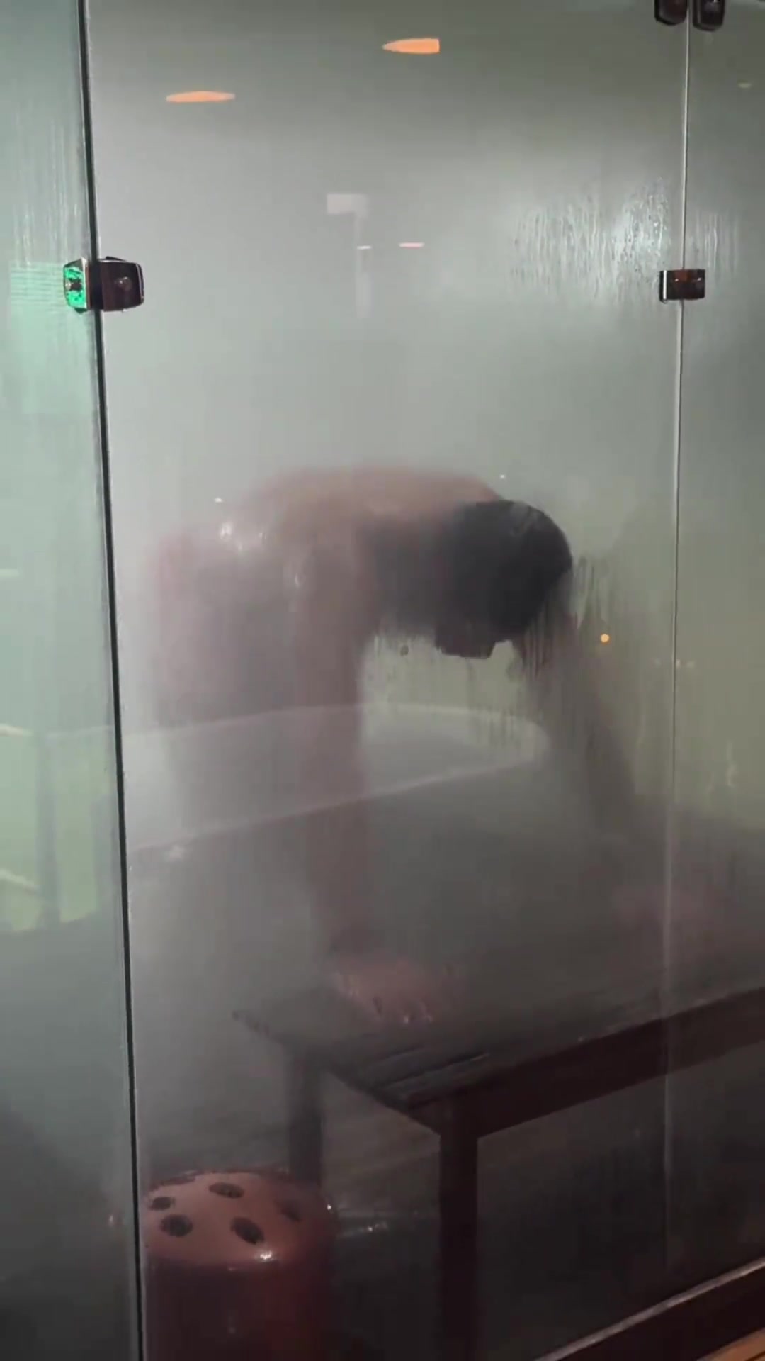 綠巨人胡爾克在桑拿房訓(xùn)練出來后直接泡冰浴，這身體素質(zhì)太強了