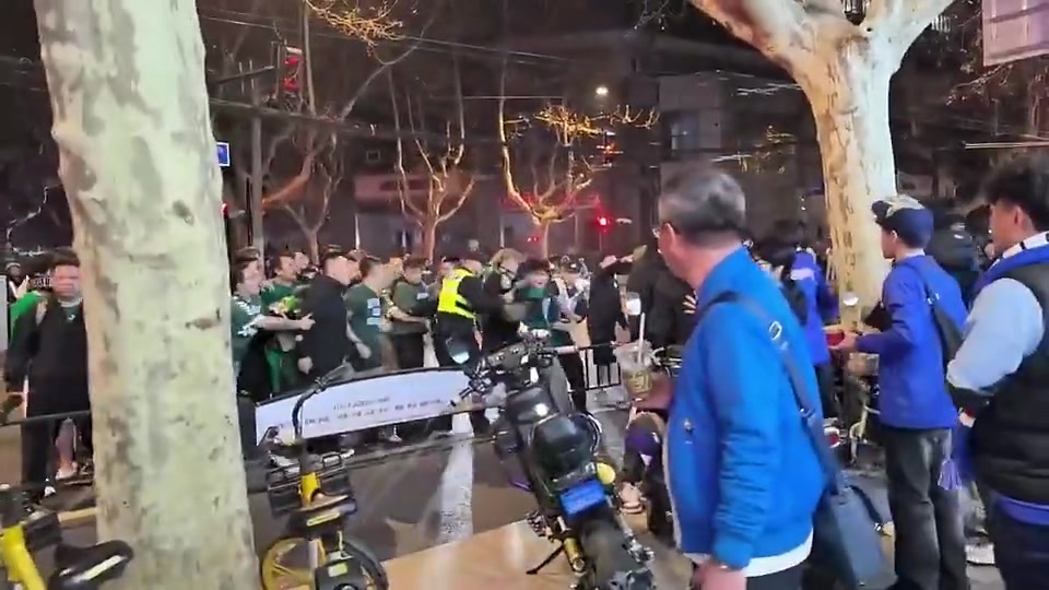 疑為京滬球迷沖突后續(xù)！徐匯公安：劉某水因?qū)め呑淌卤恍芯邪巳? title=
