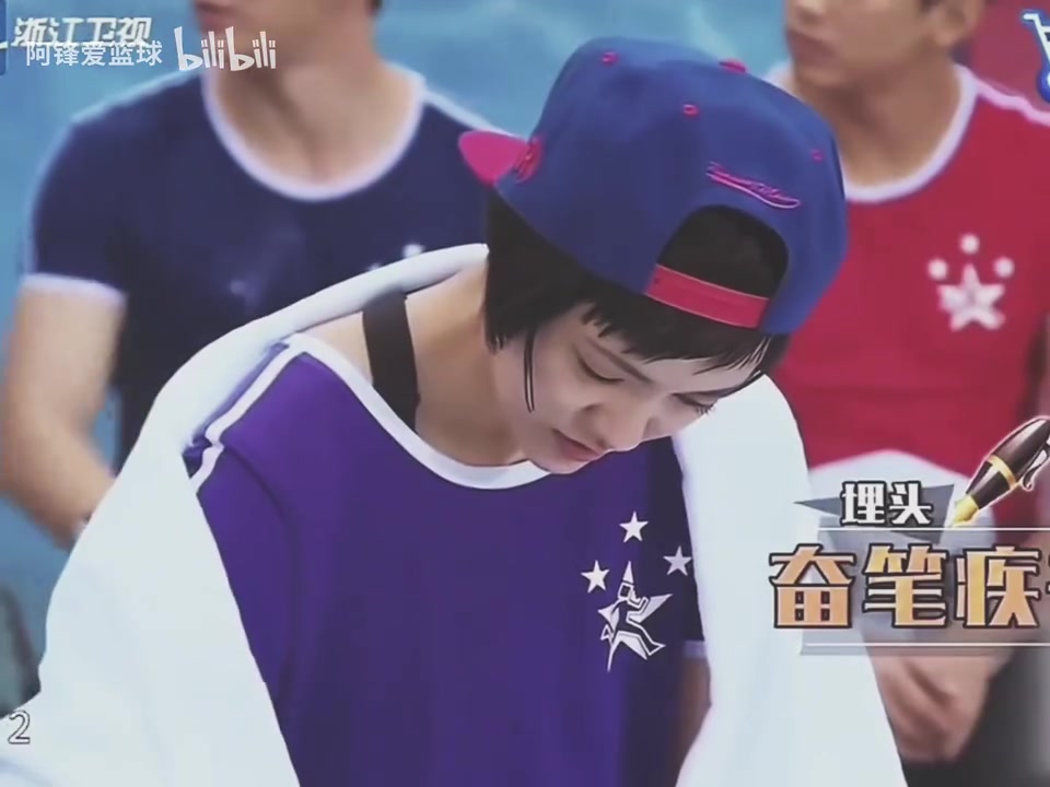 名場(chǎng)面！跑男團(tuán)猜球星，面對(duì)著加內(nèi)特的照片，女嘉賓寫(xiě)下了科比…