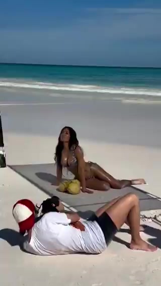 金卡戴珊在巴哈馬拍性感泳裝照，這身材真的沒什么敵手