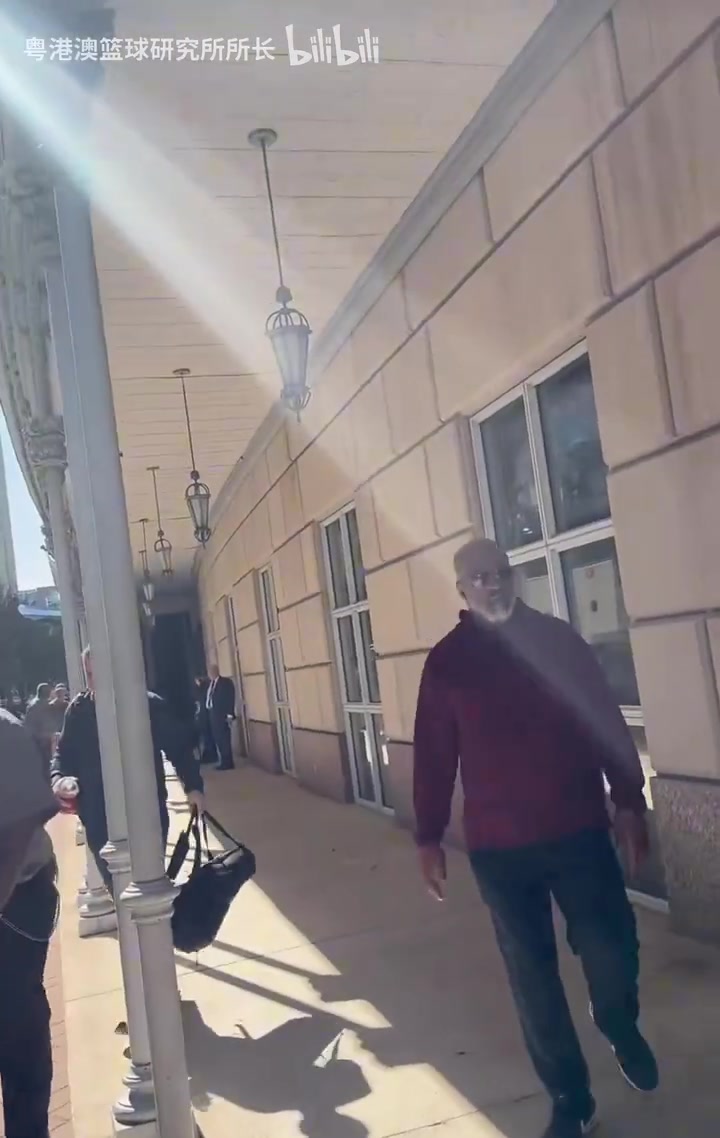 簡潔簽名！有點想看字母哥給球迷簽全名……