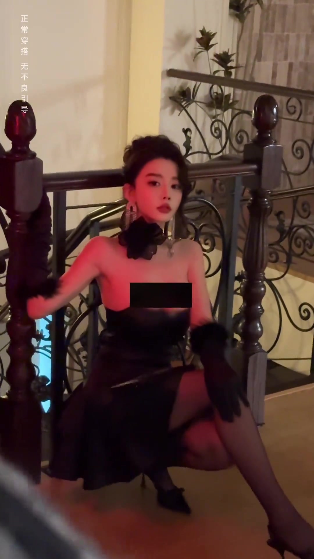 黑絲長(zhǎng)腿！因坐在詹姆斯身后而爆紅的女星周麟嘉一身黑色系拍寫真