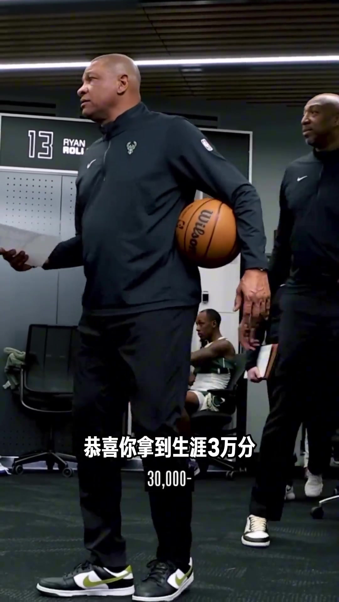 里弗斯在畫戰(zhàn)術(shù)，字母只顧著看自己的視頻