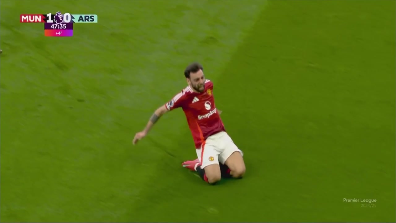 曼聯(lián)1-0阿森納！B費(fèi)精彩任意球破門(mén)！拉亞撲救未能阻止皮球入網(wǎng)！