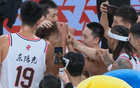 淚目！趙睿賽后被廣東隊(duì)圍，眾手碰拳。
