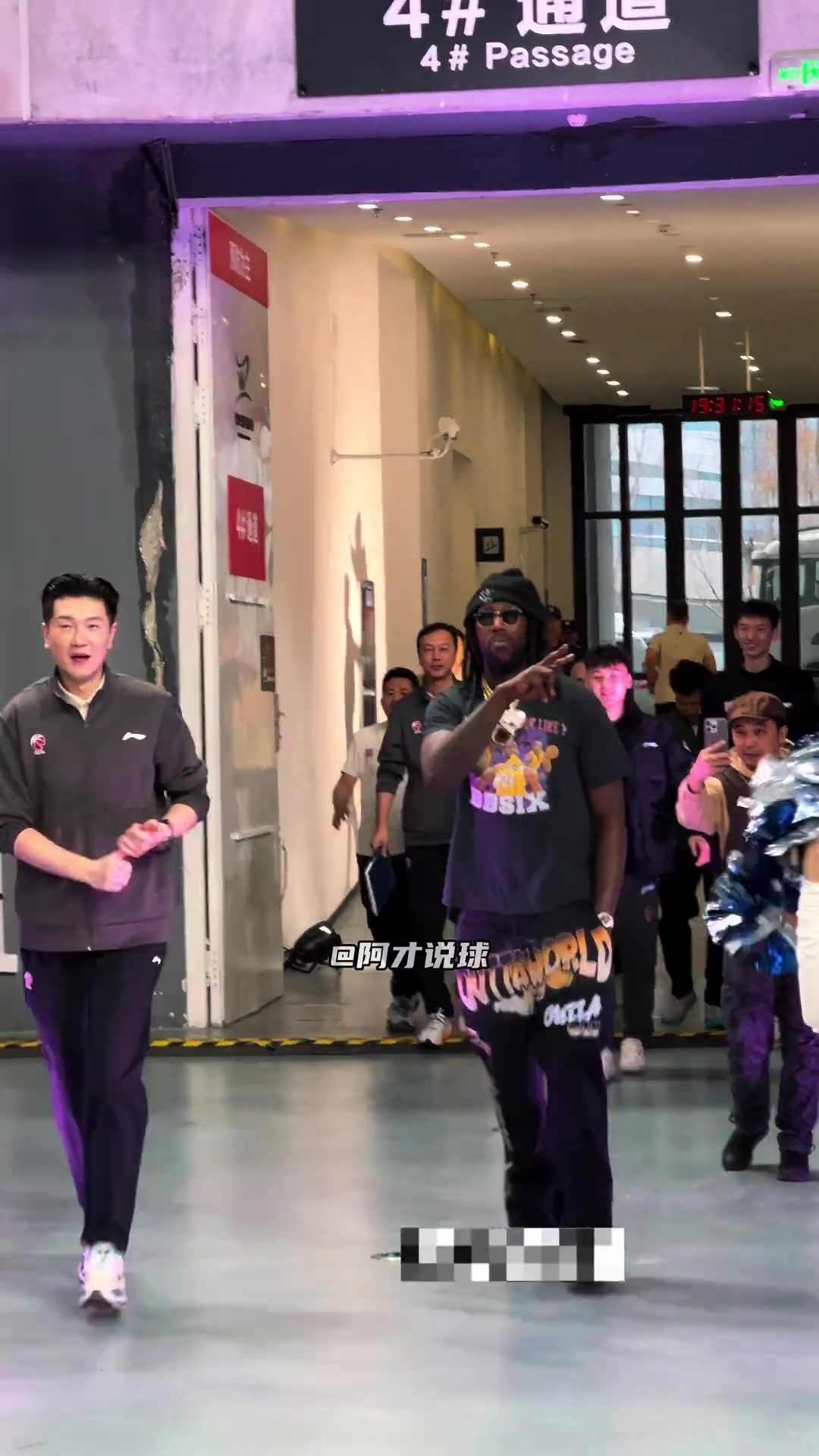 哈雷爾亮相烏魯木齊奧體中心，穿搭潮范十足，感覺像來走秀。