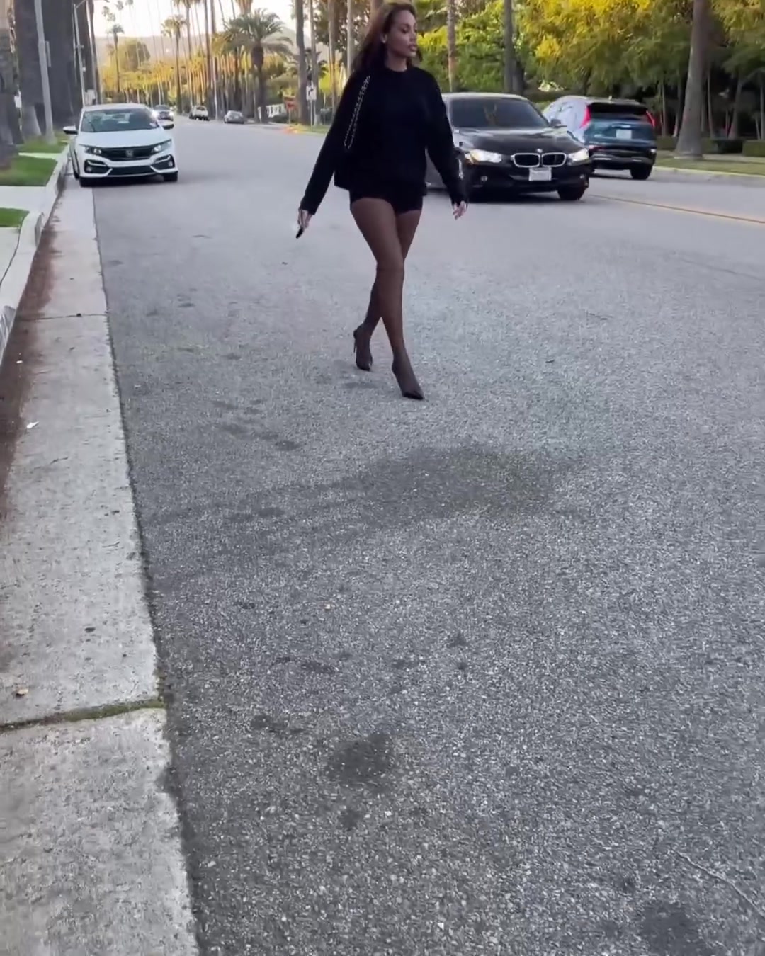 香車美女！杰倫-布朗女友這黑絲美腿你給幾分？