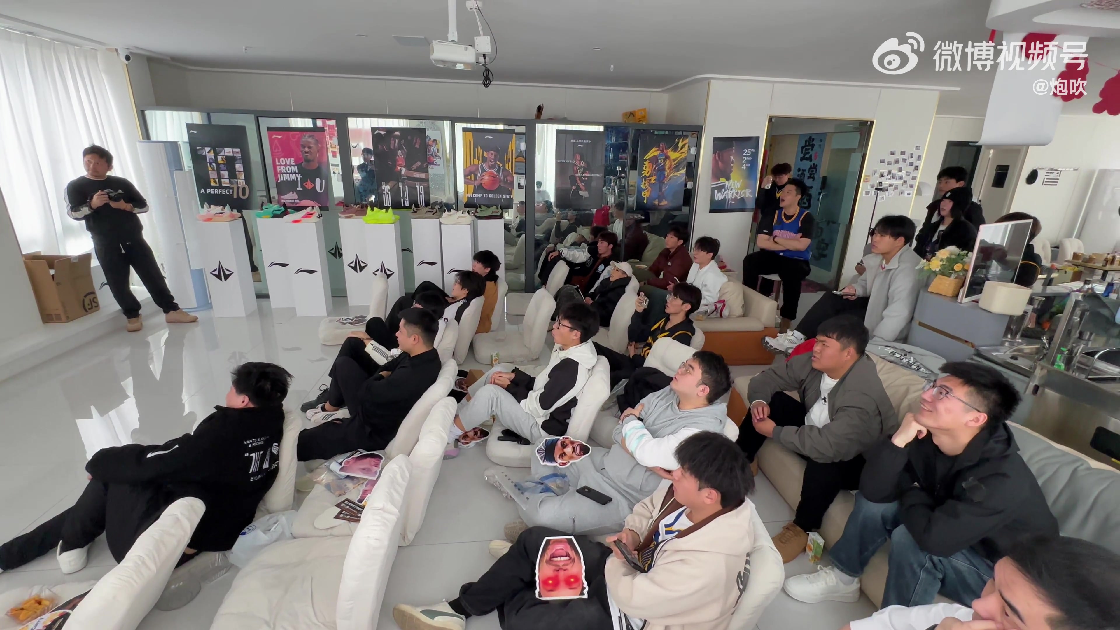 國內(nèi)庫里球迷齊聚一起看球！當(dāng)庫里4000記三分瞬間集體慶祝！