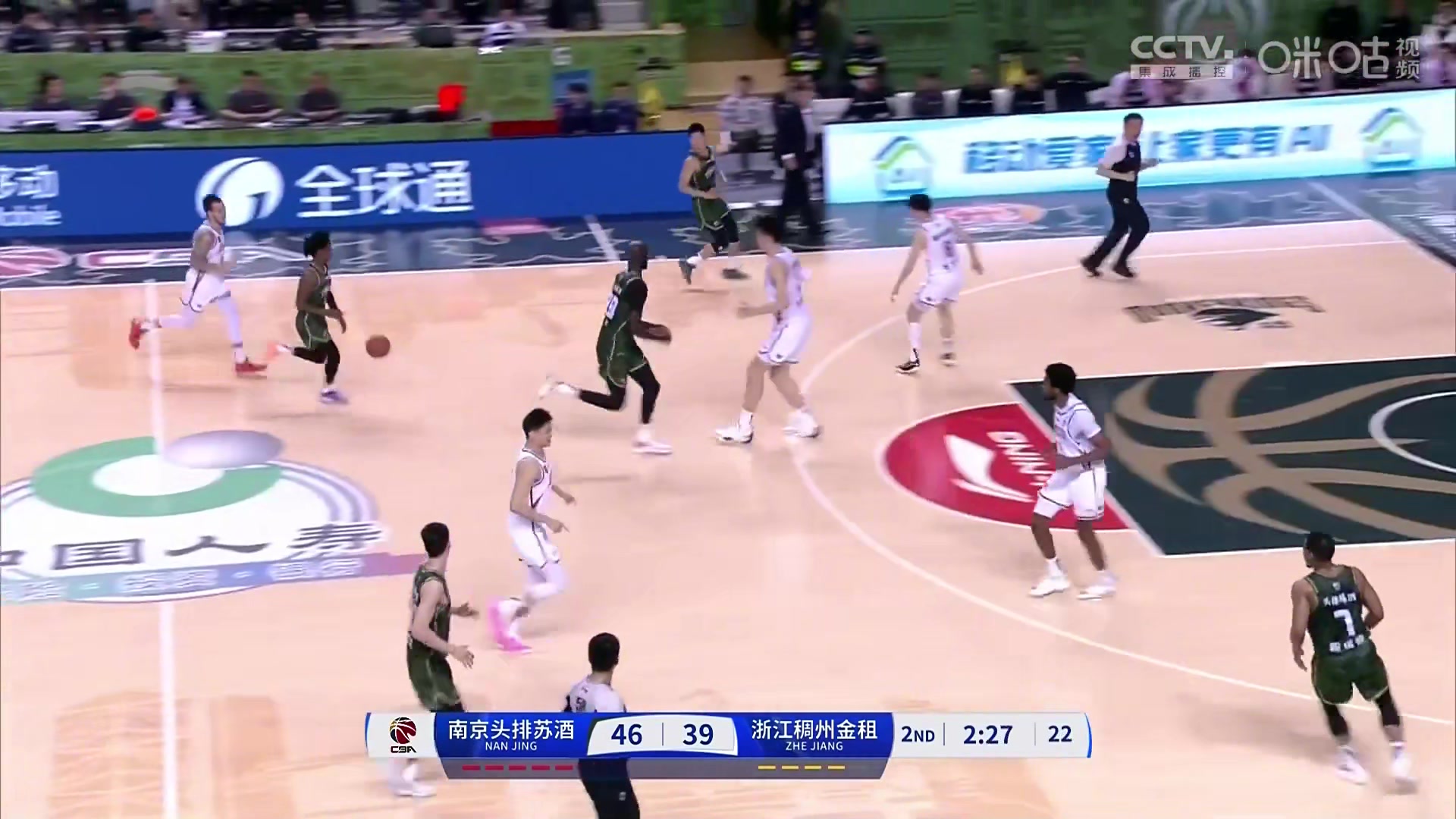 你們2米28的人都這么打球的嗎？法爾這個空接暴扣，幾乎都沒咋跳啊
