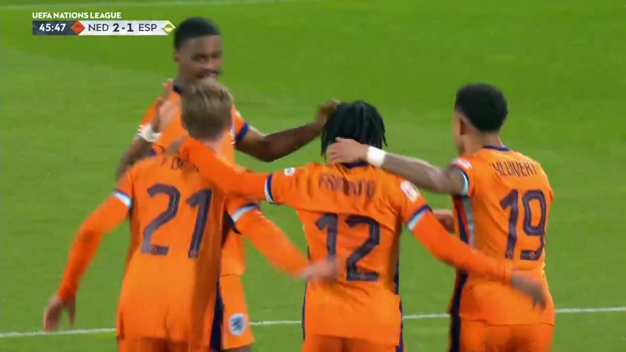 荷蘭2-1反超西班牙！弗林蓬插上橫傳助攻！賴因德斯推射破門！