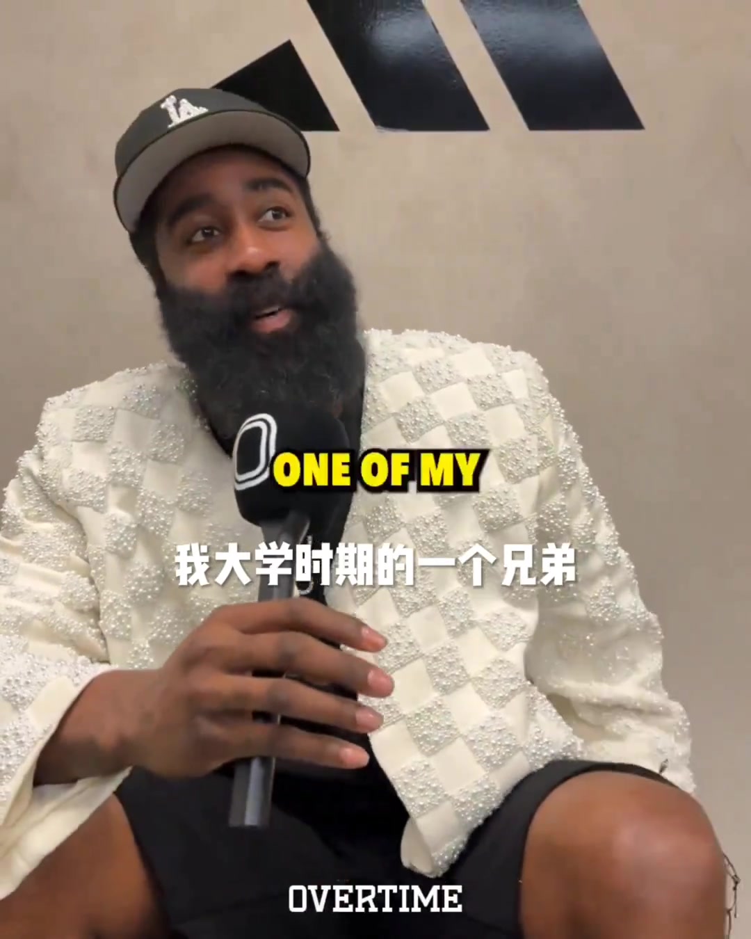 忍不住傻笑！哈登解釋流鼻血慶祝：好兄弟扣籃時(shí)鼻子被籃球砸傷了