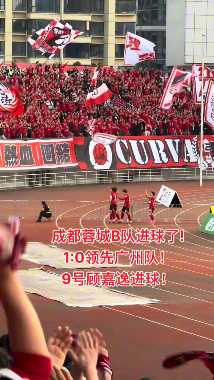 四川球市真火爆！中乙成都蓉城B隊現(xiàn)場，球迷人數(shù)都趕上中超了吧