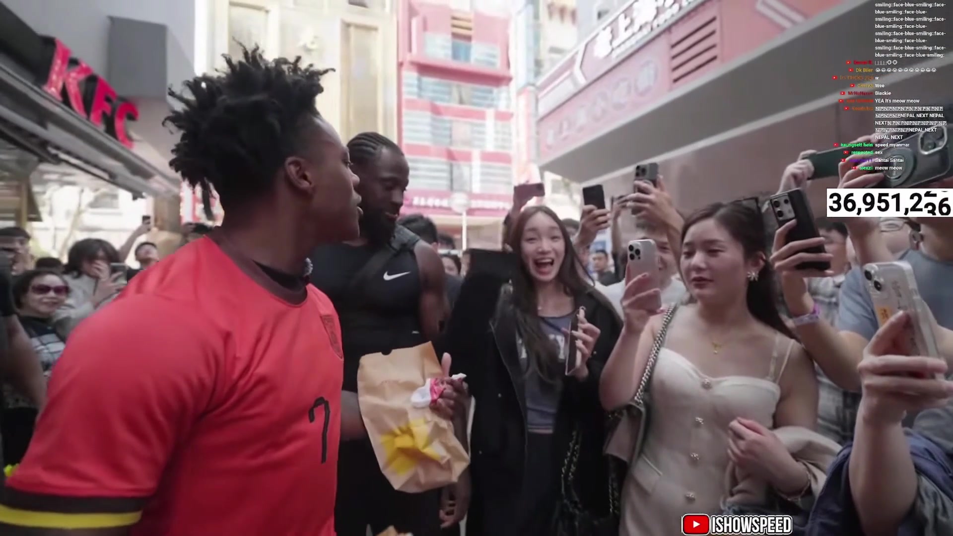 瞧你高興的！中國(guó)小姐姐笑容滿面：甲亢哥很喜歡中國(guó)KFC！