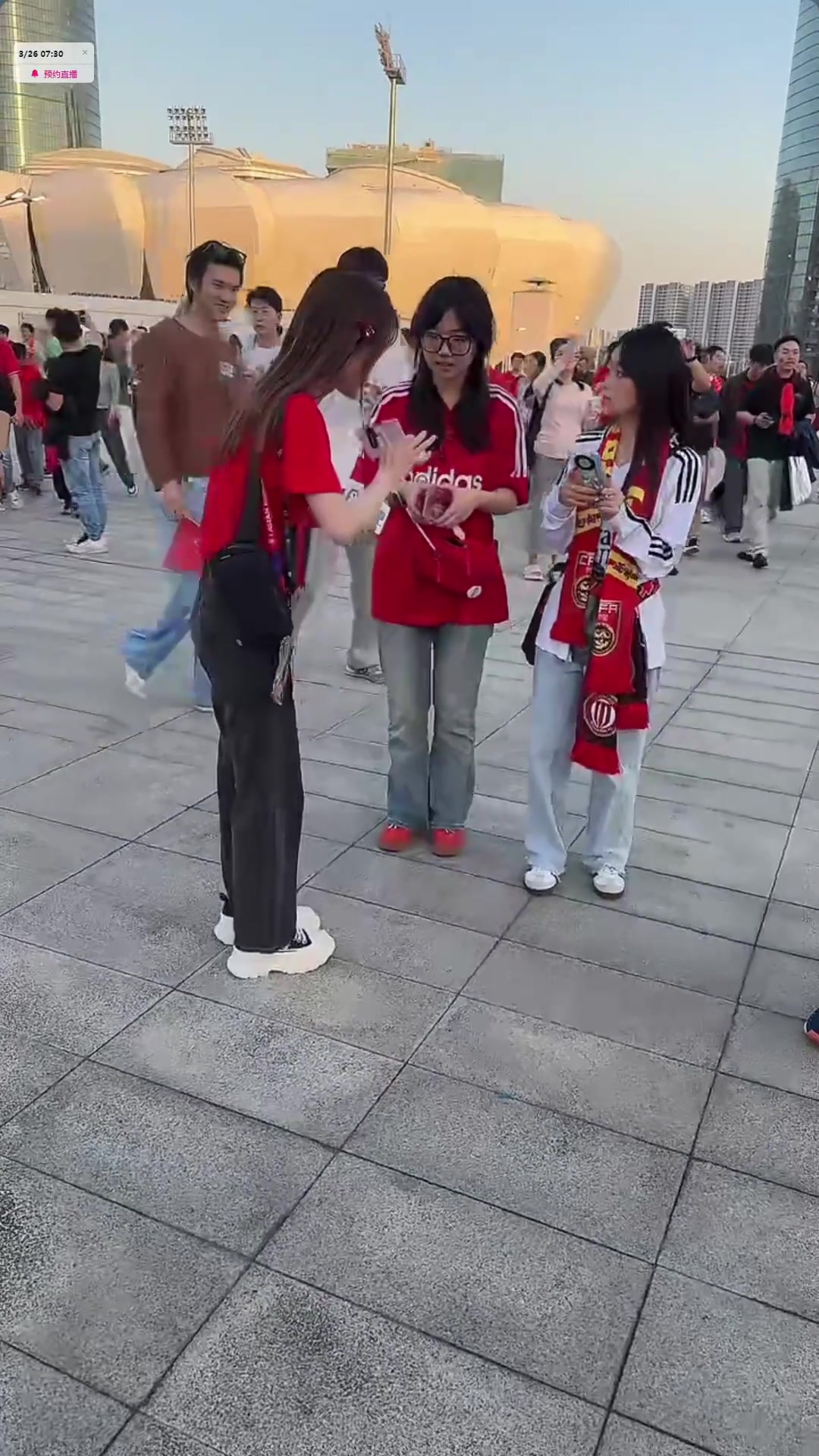 國足+皇馬女鐵粉！女球迷：爸爸媽媽不知道我來杭州看國足