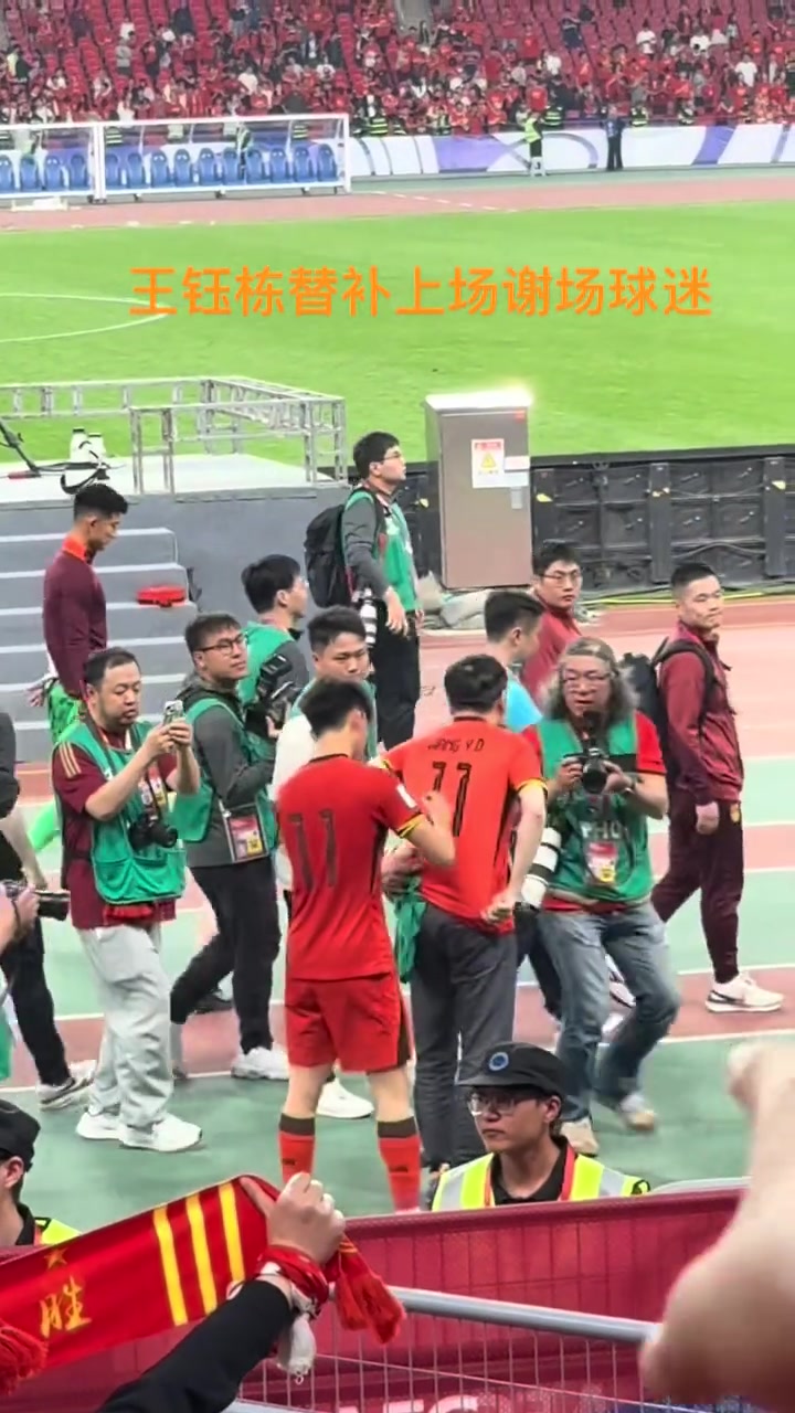 親和力！王鈺棟謝場給球迷簽名！