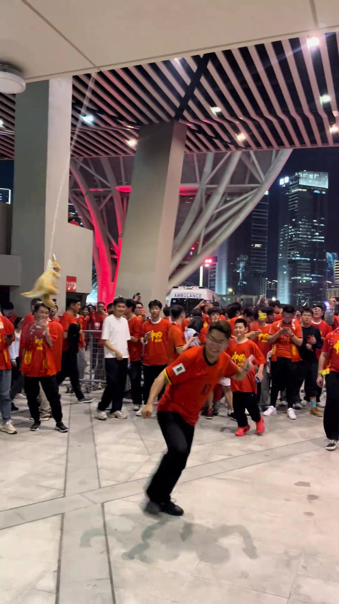 場上贏不了澳大利亞，場下球迷打袋鼠