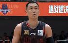 山東男籃大勝新疆37分，智杰首獲MVP，高詩巖狂歡慶祝。