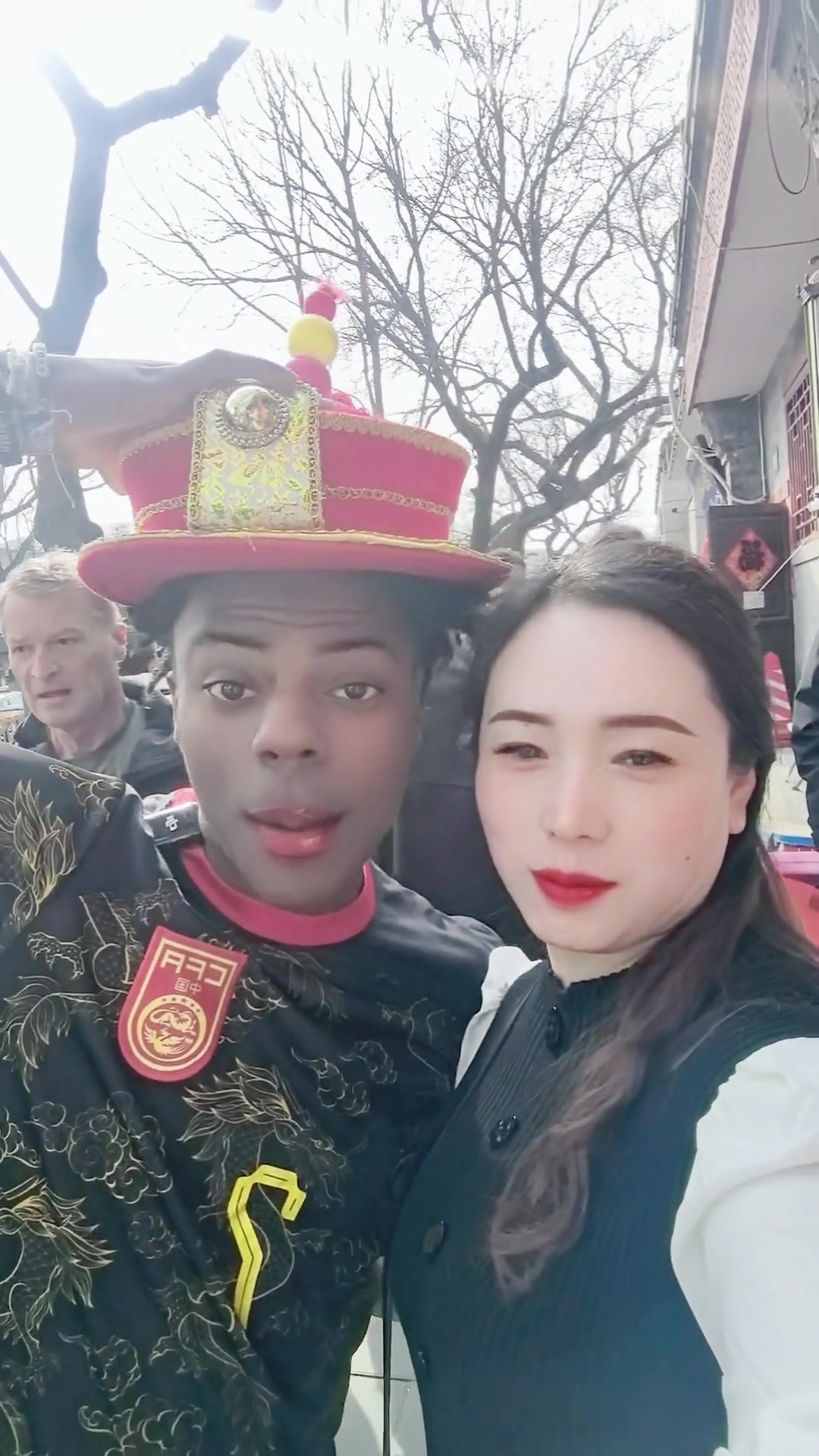 十級(jí)美顏+口紅把甲亢哥整得太辣眼睛了