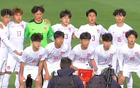 國少隊(duì)亮相，傷退兩人，遭法國圍攻，傳球有失。