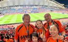 球迷特寫：雙城看球，周五狂歡，五口之家共賞球賽。