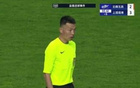 VAR頻繁介入，記者不滿，比賽受阻。