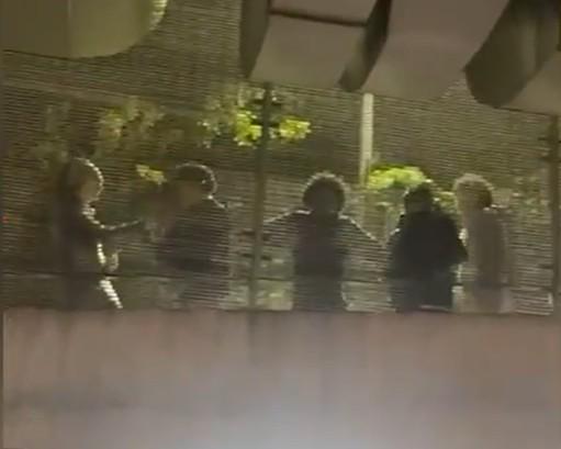 法媒：難以容忍，英國球迷在巴黎球員大巴前模仿猴子叫聲
