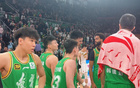 遼寧落幕顯溫情！球迷呼口號，張鎮(zhèn)麟抱隊友，楊鳴守望全隊