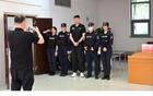 杜鋒與警官合影引爆笑點(diǎn)，球迷戲稱杜總，合影需巧避中心位。