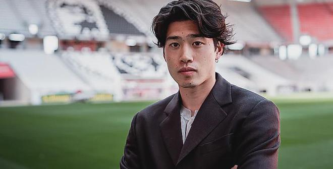 官方：弗賴堡簽約日本邊鋒鈴木唯人，新賽季穿14號(hào)球衣。