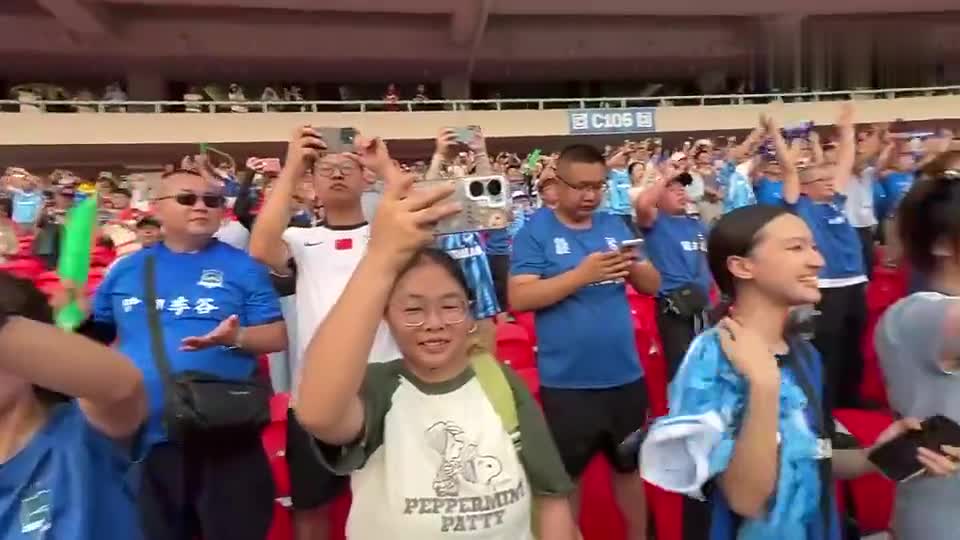 武漢女足謝場，舞旗慶晉級亞冠決賽，感謝球迷！