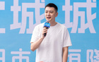 楊鳴出席籃球活動，演講后拋球互動，季前備戰(zhàn)壓力重。