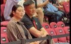 李夢(mèng)亮相耐高決賽，打扮亮眼，與杜鋒交流。