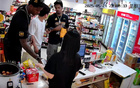 便利店主：外援喜橘罐，布朗愛益達口香糖。