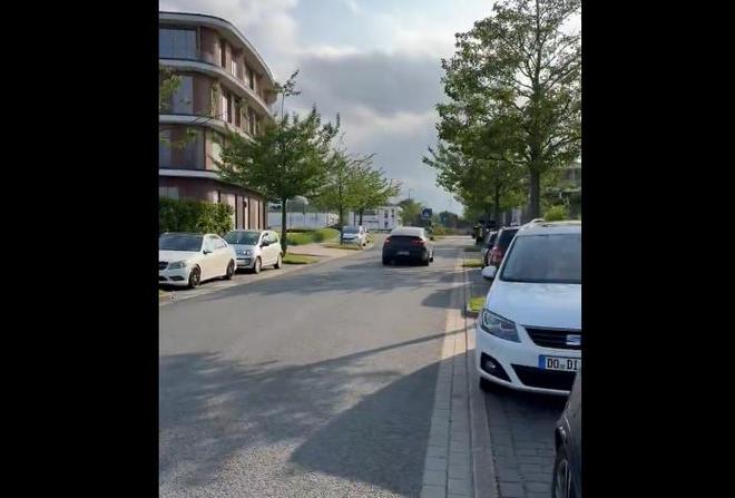 吉滕斯對轉(zhuǎn)會失敗感沮喪，駕車疾馳離場。