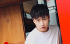 陽光齊麟，胡同大男孩曬照。