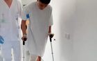 武磊33歲仍想奔跑，術(shù)后拄拐需人扶。