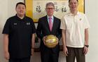 楊鳴、小劉受邀領(lǐng)館，遼籃外援選擇非美，未來更便利。