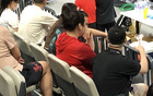 張子宇母于瑛觀戰(zhàn)女籃替補席前